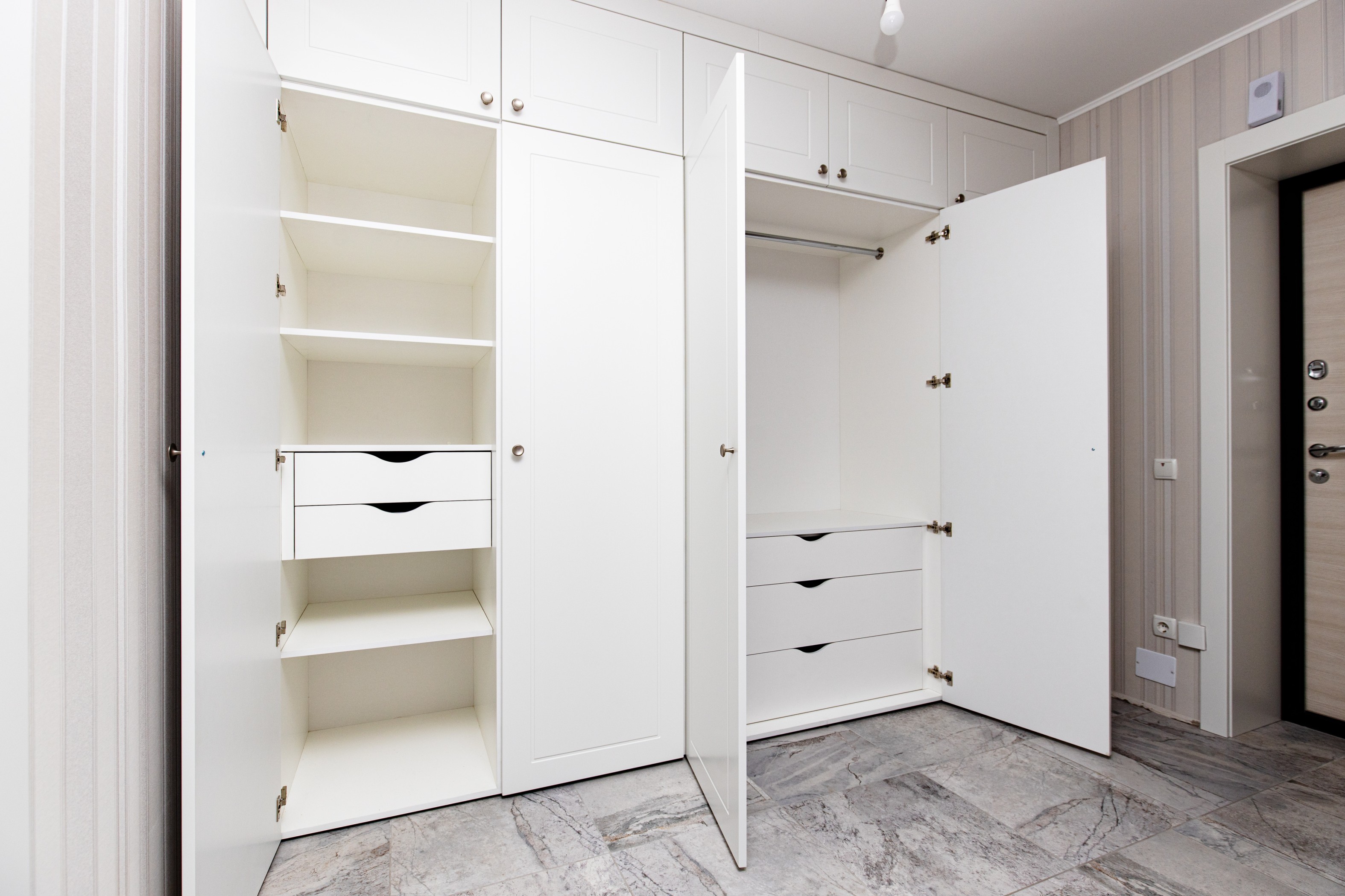 LAMINATE FINISH INTERNAL WARDROBE DESIGN DRWAER AND SHELF WITH HANGING SECTION.